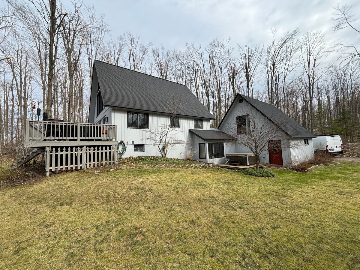 2381 Manitou Trail , Harbor Springs, MI, US
