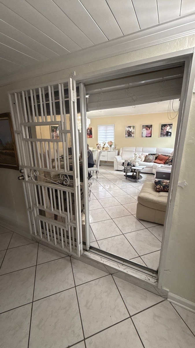 1320 West 42nd Place , Hialeah, FL, US