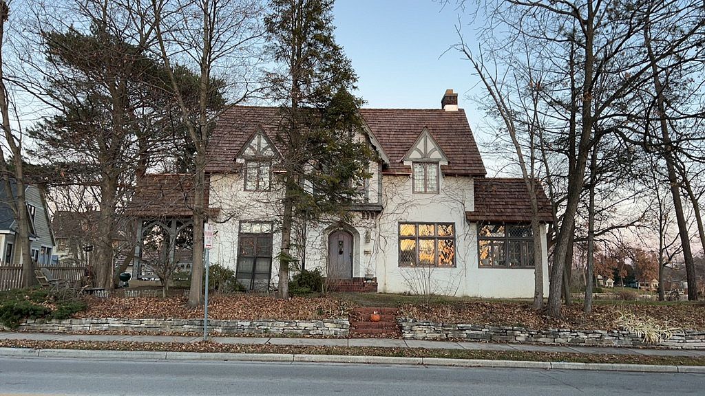 707 North Lake Road , Oconomowoc, WI, US