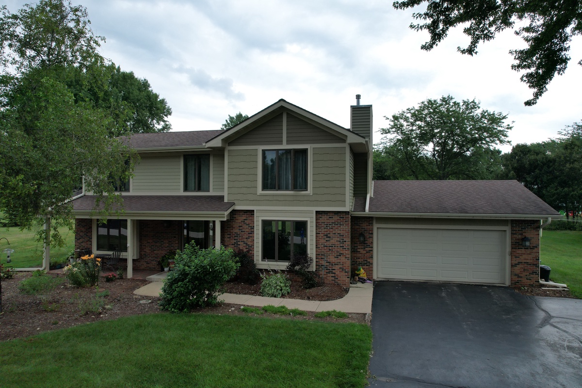 W239N7574 Maple Avenue , Sussex, WI, US