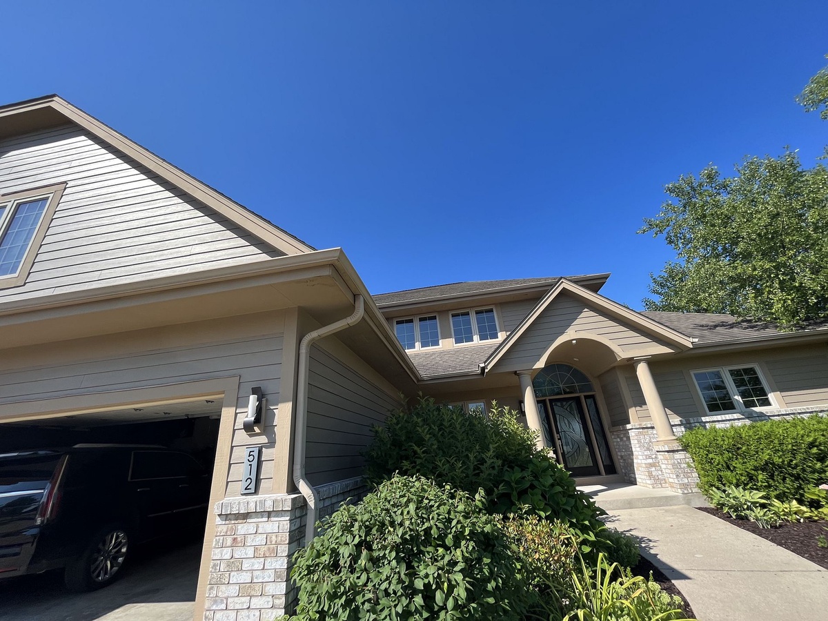 512 Oakmont Drive , Waukesha, WI, US