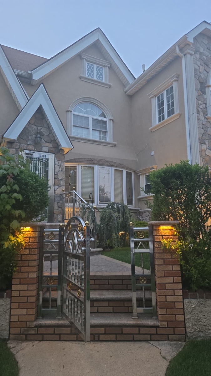 113-01 Myrtle Avenue , Queens, NY, US