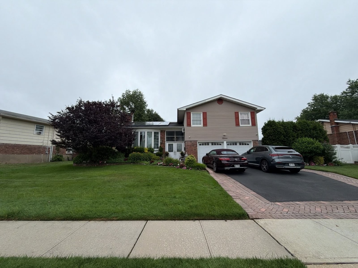 15 Barry Drive , Westbury, NY, US