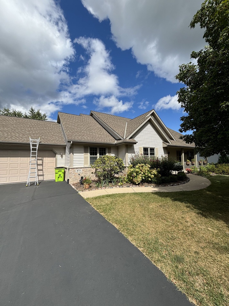 475 East Red Pine Circle , Dousman, WI, US