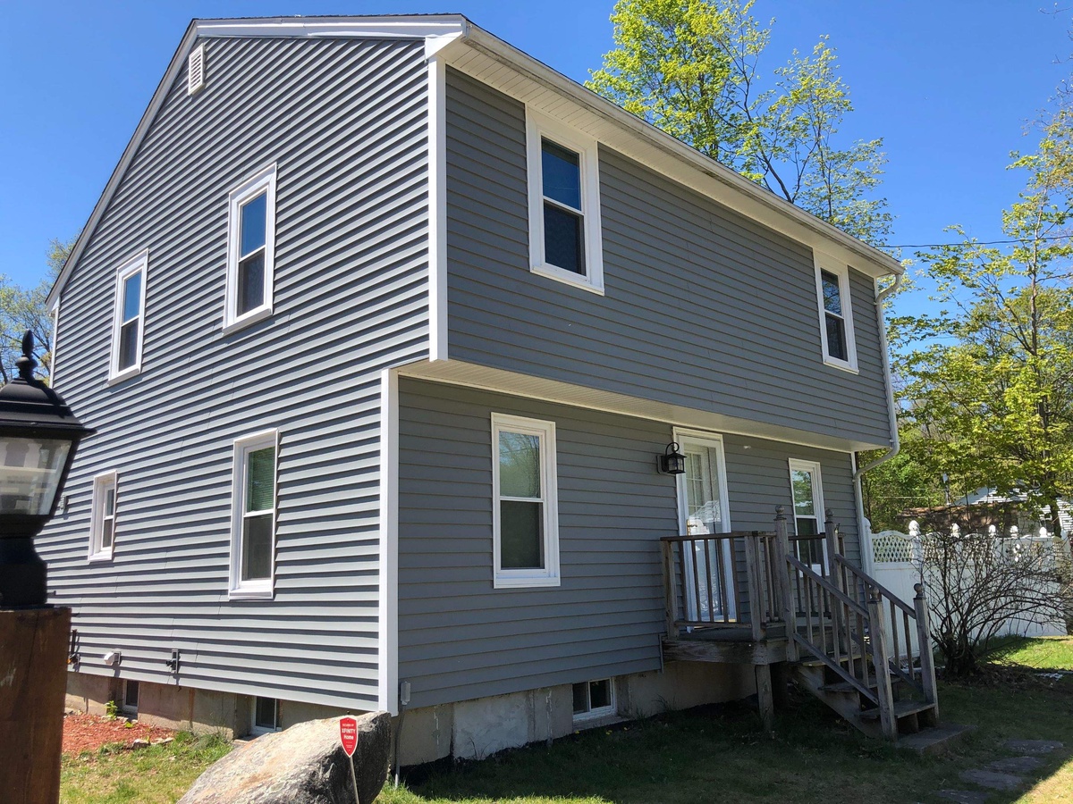 72 Main Street , Sandown, NH, US