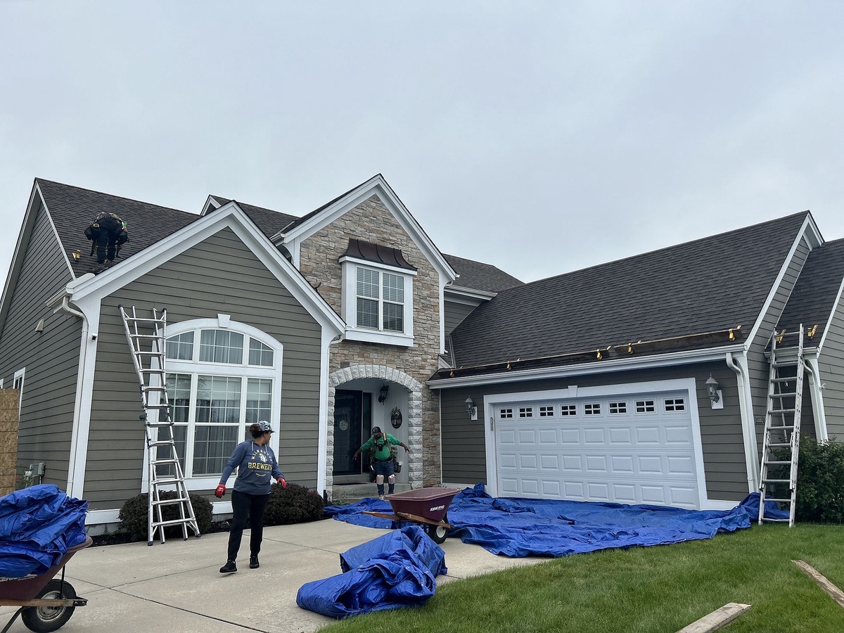 W273N2400 Arlington Court , Pewaukee, WI, US