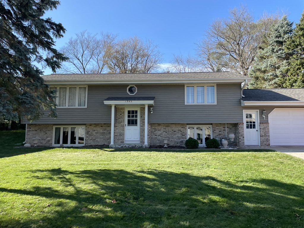 1945 West Shore Drive , Delafield, WI, US