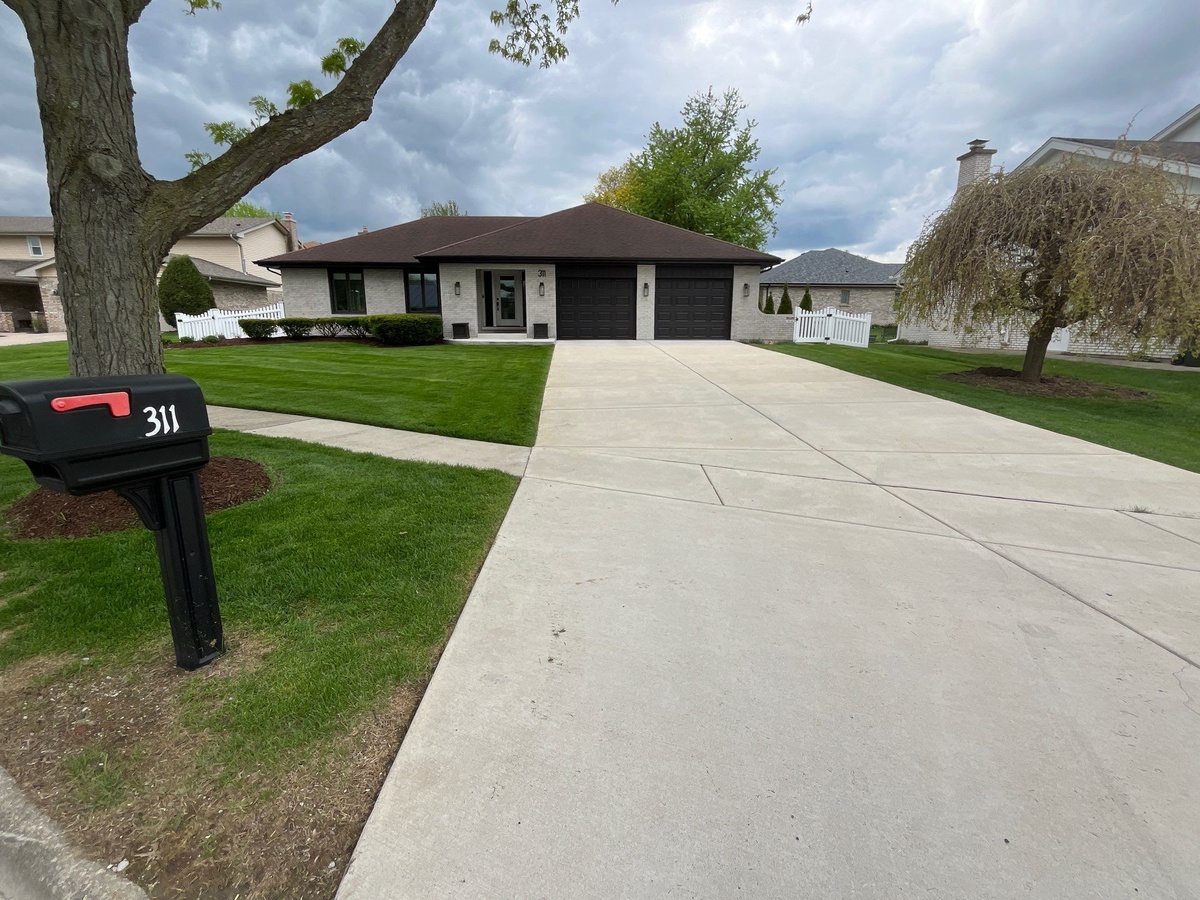311 Waterford Drive , Willowbrook, IL, US