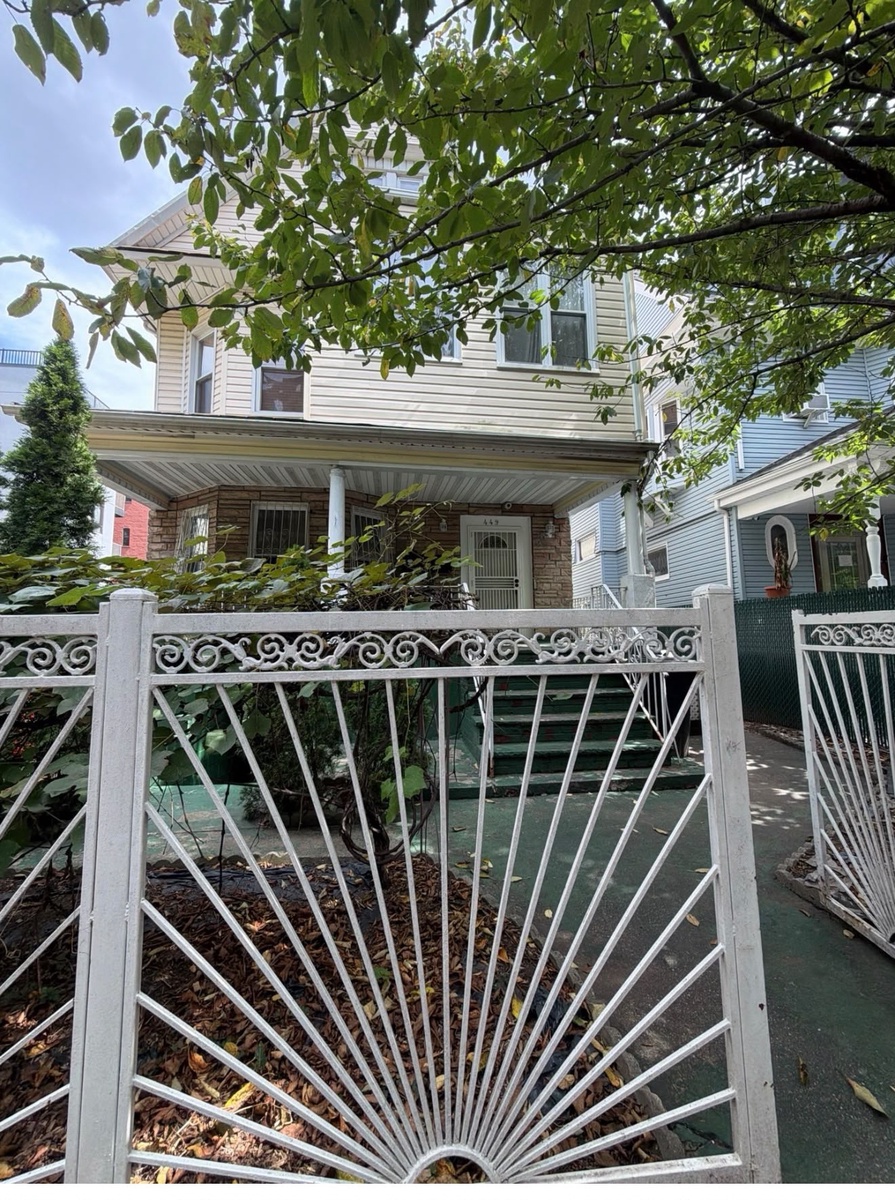 449 East 25th Street , Brooklyn, NY, US