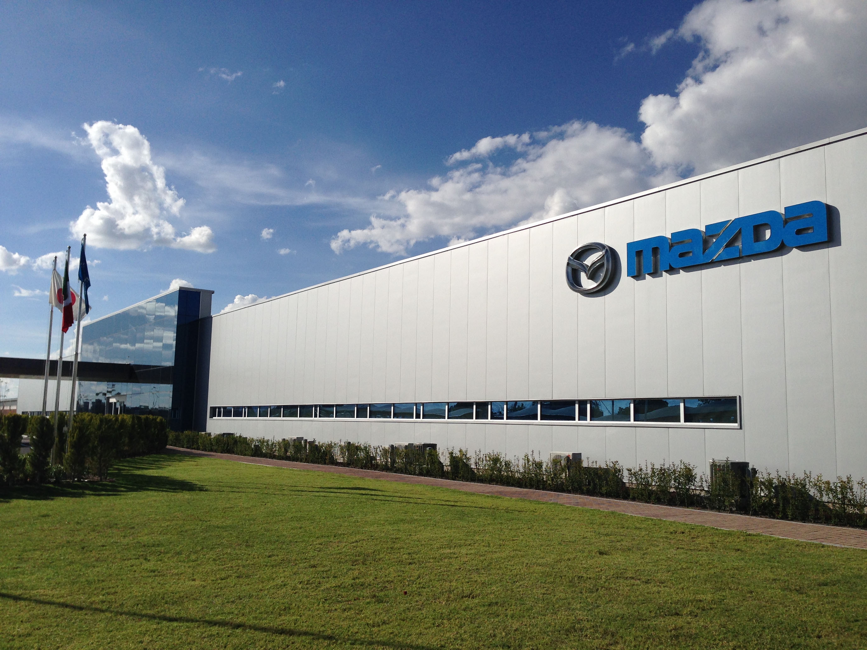 Mazda фирма. Завод Mazda в Японии. Мазда Соллерс завод Владивосток. Штаб квартира Мазда в Японии. Мазда Моторс Япония.