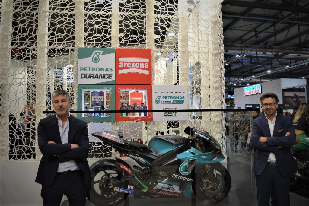 Giuliano Giordano Barberis, Head of Sales di Arexons, e Guido Conserva, Head of International & Trade Marketing di Arexons, con la moto di Franco Morbidelli