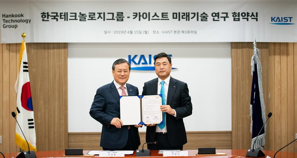 Cerimonia per la firma da parte di Hankook Technology Group e KAIST dell'accordo per la ricerca congiunta sulle tecnologie future tenutasi ad aprile 2019. Il Presidente di KAIST Sung-Chul Shin (a sinistra) e il Presidente di Hankook Technology Group Hyunshick Cho (a destra) firmano l'"Accordo di ricerca sulle tecnologie future Hankook Technology Group-KAIST".