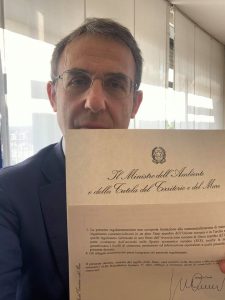 Il Ministro Costa con il Decreto