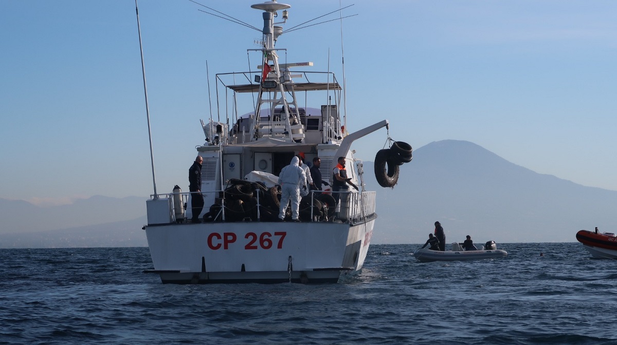 gomme mare Napoli raccolte e avviate al corretto recupero 100 pneumatici ecotyre discariche rifiuti Guardia Costiera di Napoli e Parco Sommerso di Gaiola.