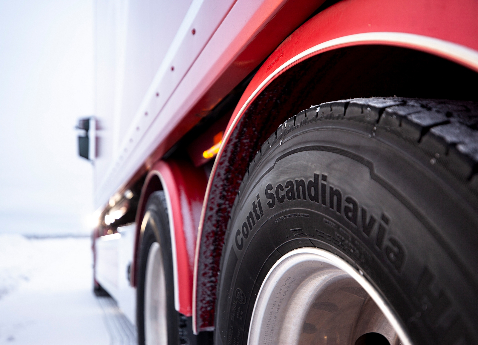 Avanzamento sicuro su neve e ghiaccio: le ultime normative invernali per i  pneumatici dei veicoli commerciali 