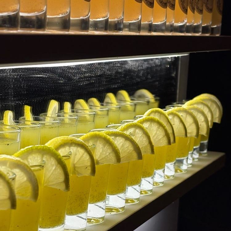 קיר צ׳ייסרים מראה