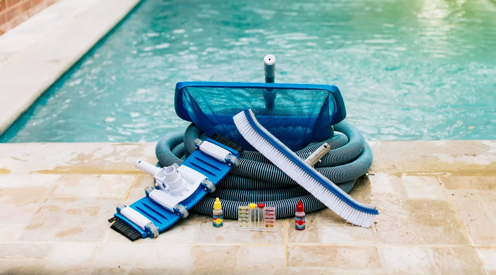 ציוד לניקיון הבריכה