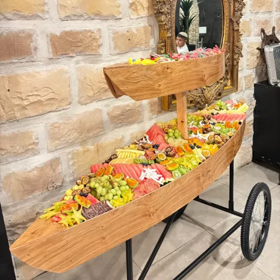 סירות פירות העונה במגוון גדלים