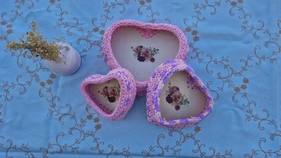 סלסלות ומארזים סרוגים