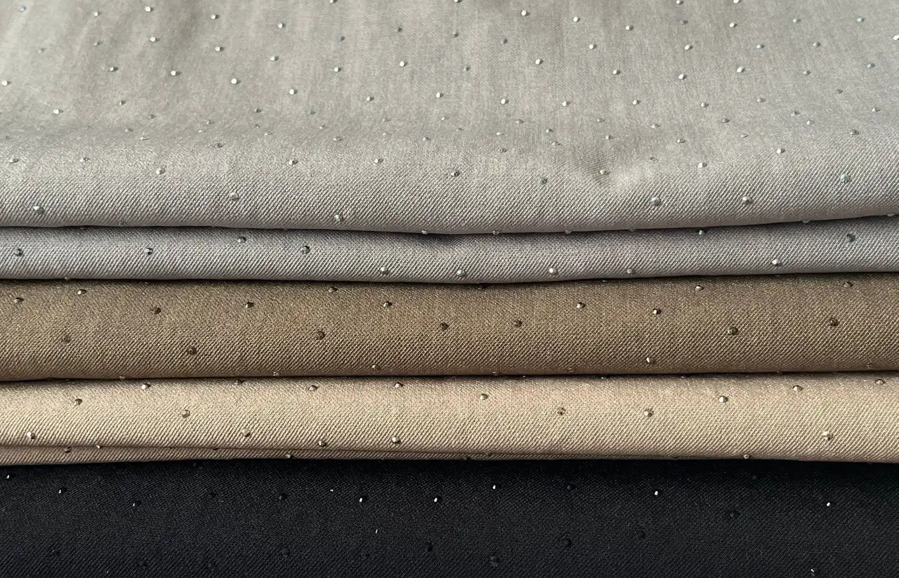 בד קומו עם ניטים 45 ₪ למטר