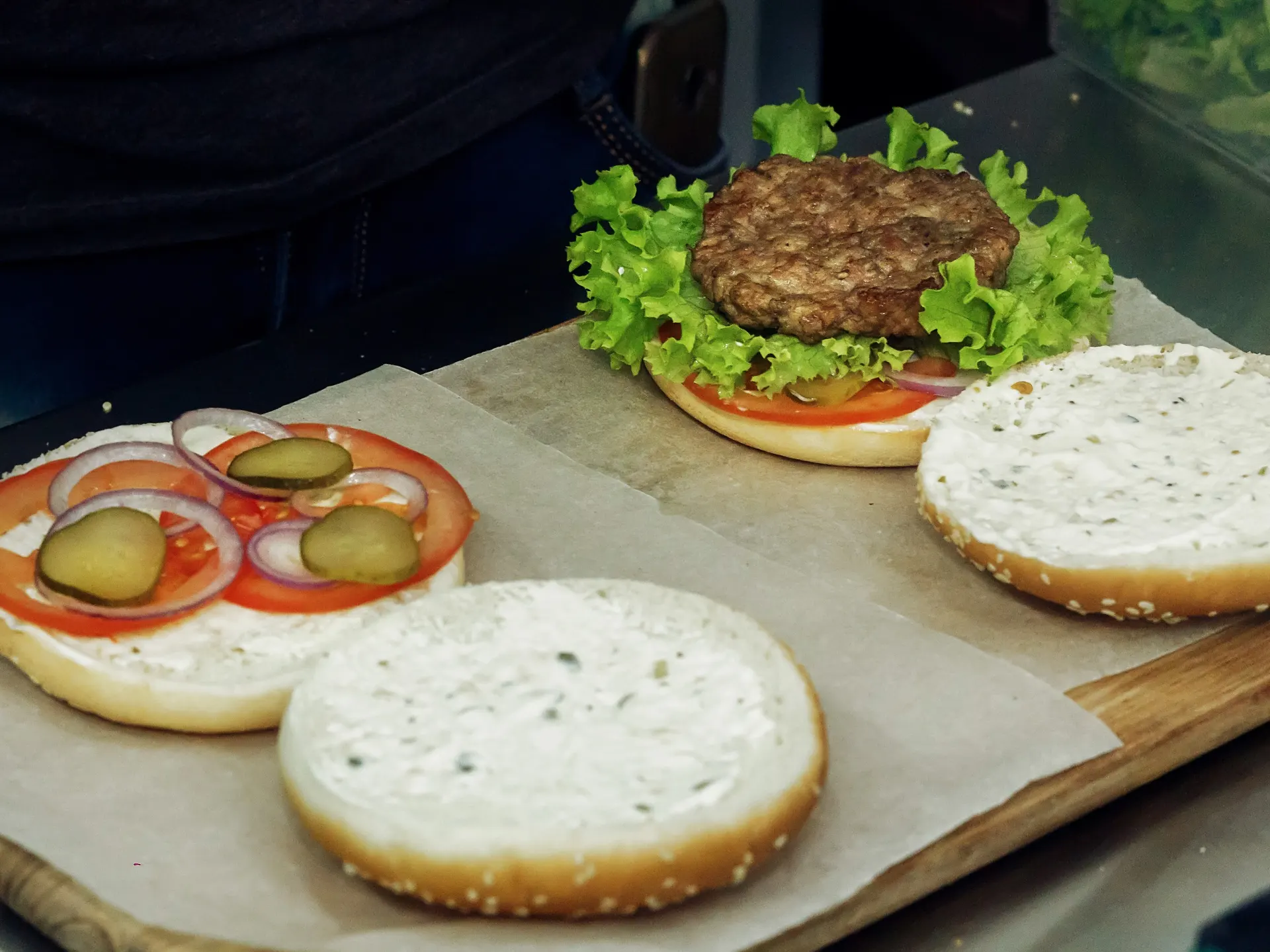 ההמבורגרים שלנו – שירות שמתחיל באיכות וממשיך לחוויה