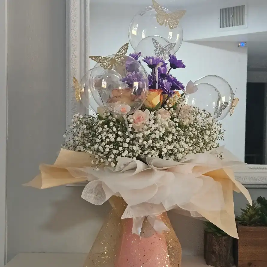 זר על גביע ורוד