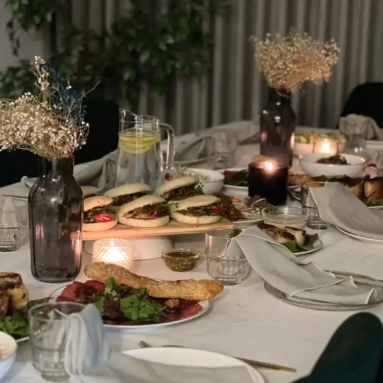 קייטרינג בסגנון קלאסי ואלגנטי, שמביא חוויה קולינרית יוקרתית ואיכותית, עם דגש על טעמים מדויקים והגשה מושלמת