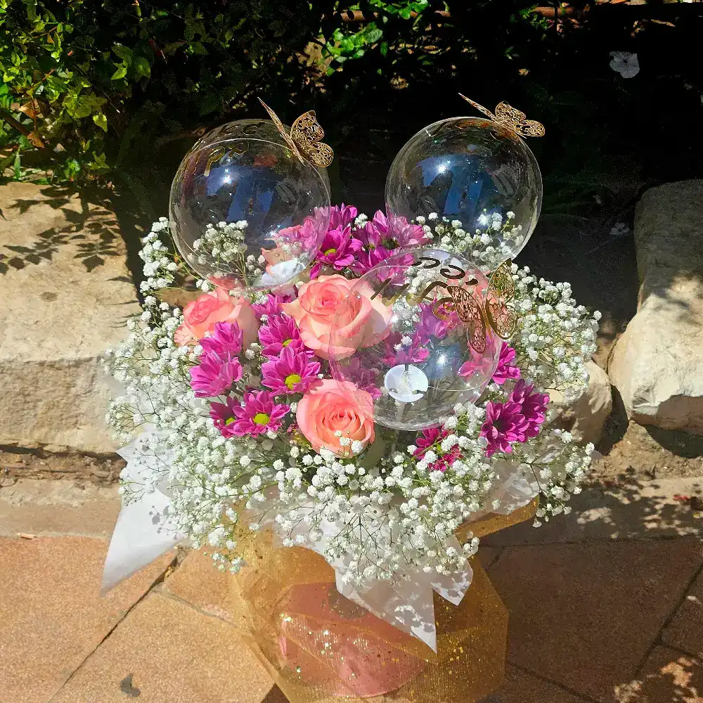 זר על גביע ורוד