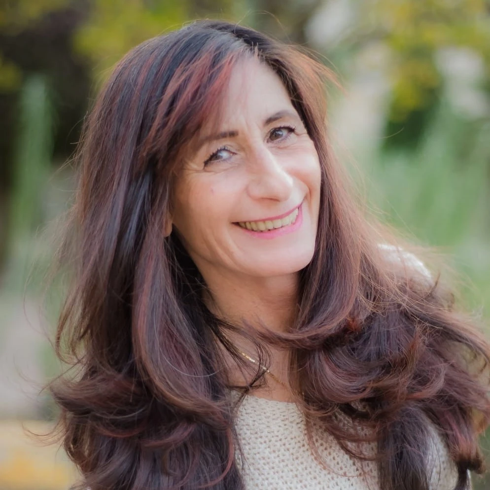 קצת עלינו || אסתר לגעת ביופי