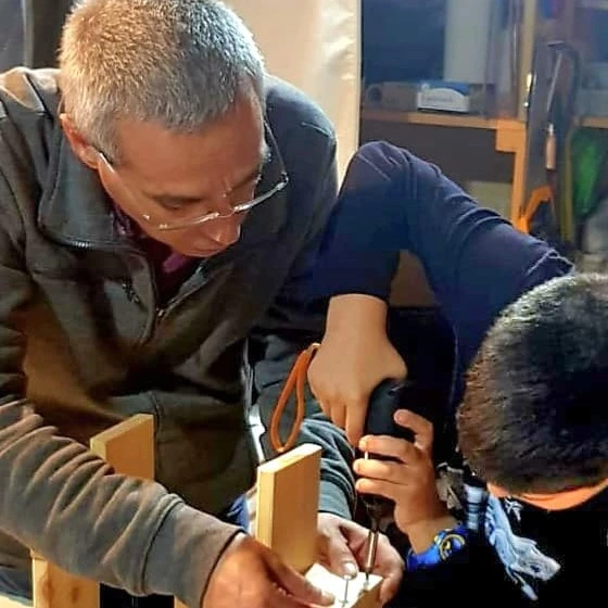 קצת עליי , חיים רצבי - עשוי מעץ