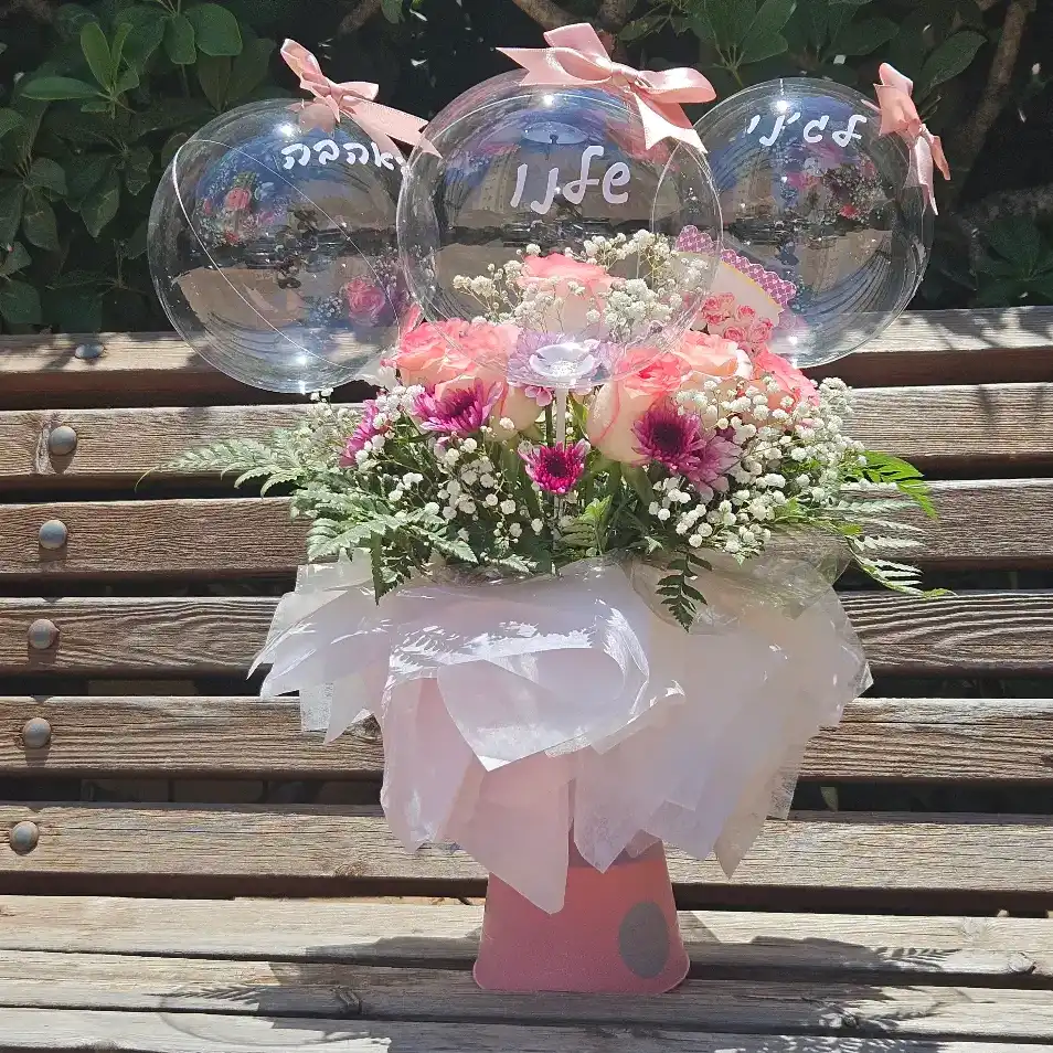 זר על גביע ורוד