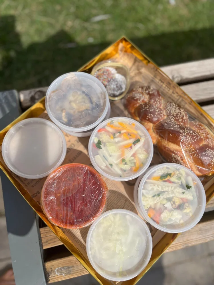 סלטים בגדלים שונים