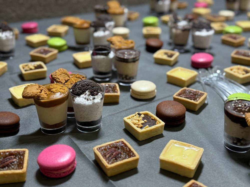 עוגות, פירות, וקינוחים