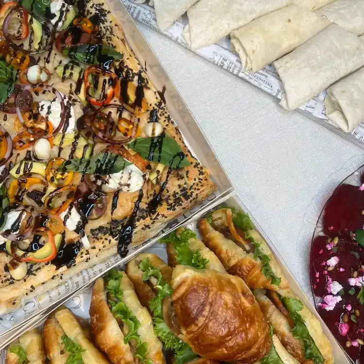 מגשי אירוח גורמה שמביאים לכם חוויה של טעמים טריים וגבוהים. כל מגש הוא חגיגה של אסתטיקה ויצירתיות