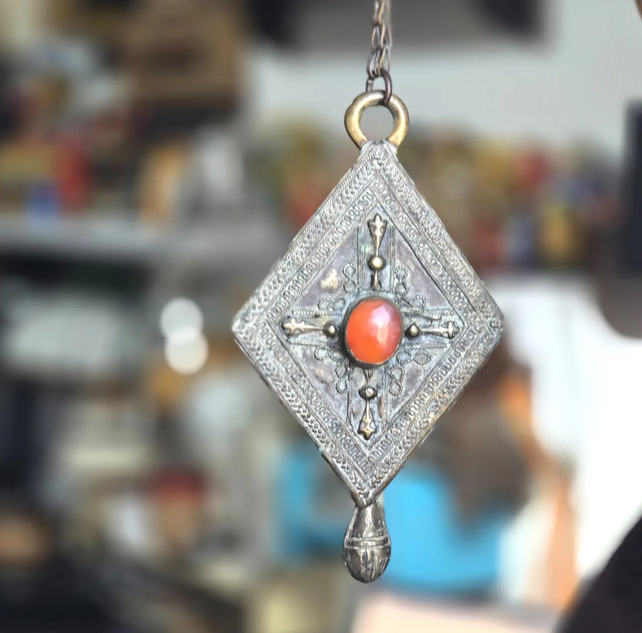 תליון כסף + שרשרת מובץ בחרוז(כנראה אמבר), סוף מאה 19, אורך 16 + תליון כסף ושרשאת משובץ באבן טורקיז , 7.5x4