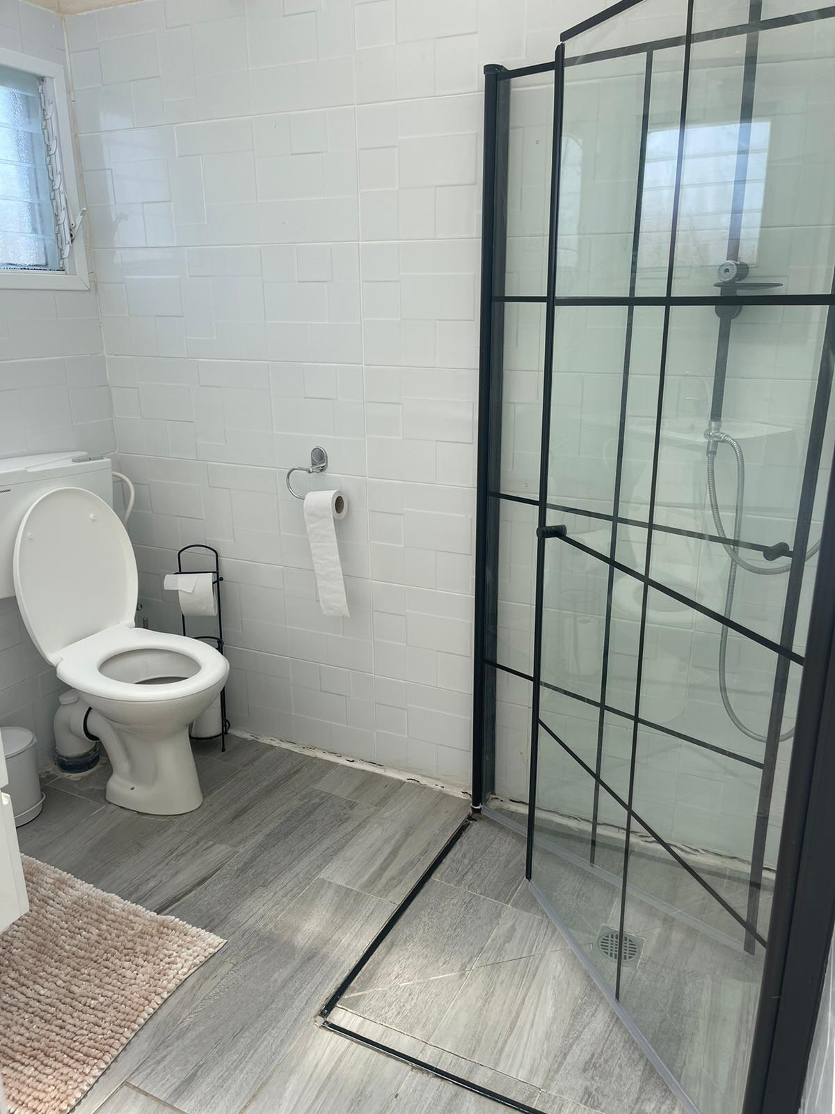 חדרי רחצה בכל המתחם