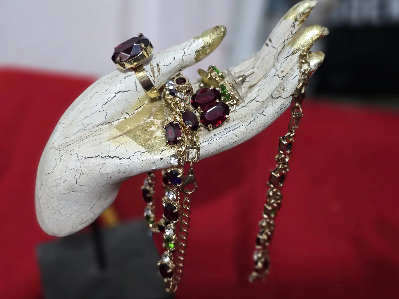 סט תכשיטים תואם בעל מראה קלאסי הכולל ארבעה פריטים 1- שרשרת ארוכה המורכבת מחוליות משובצות אבנים צבעוניות 2- צמיד תואם בעיצובו לשרשרת 3- עגילים זוג עגילי תליון 4- טבעת עם אבן מרכזית גדולה ובולטת האבנים בתחשיט הם רובי אמרלד גארנט ספיר קריסטלים וזרקונים המתכת ציפוי זהב