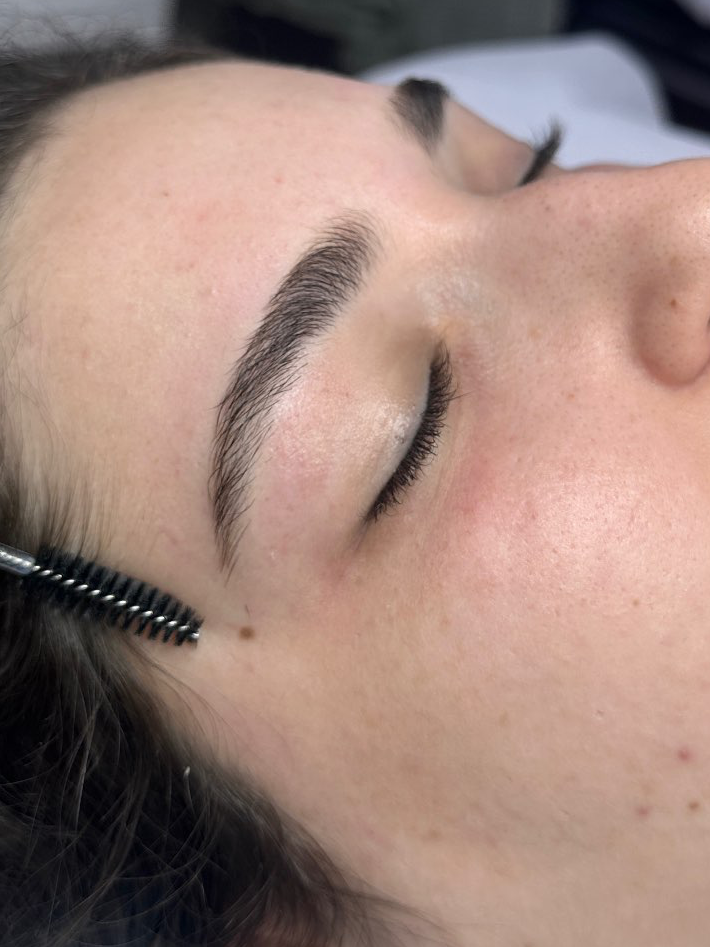 עיצוב גבות טבעיות