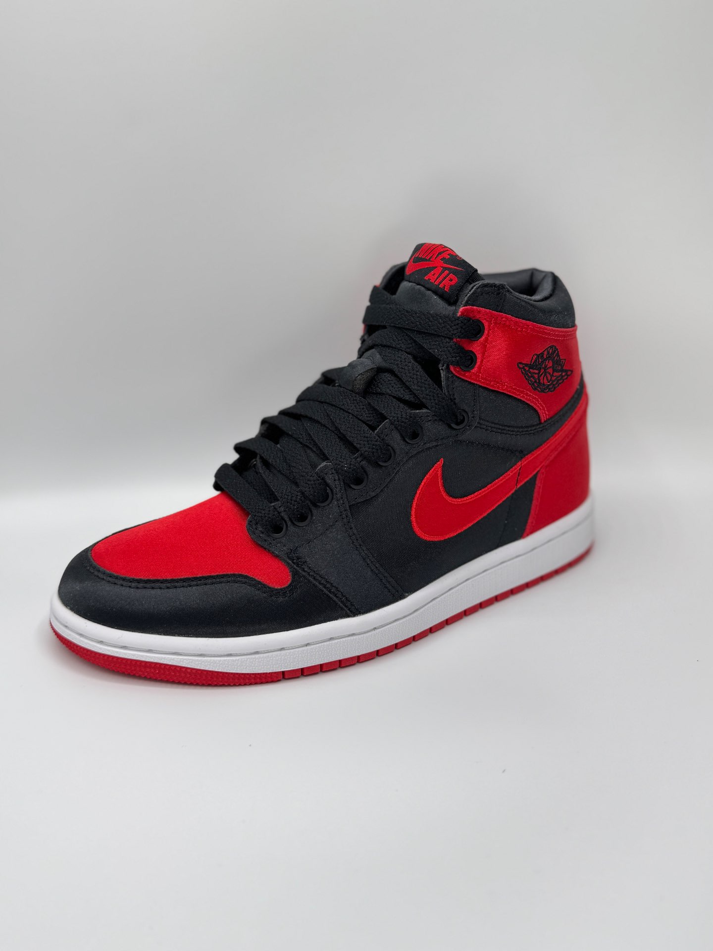״Jordan 1 Retro High OG “Satin Bred