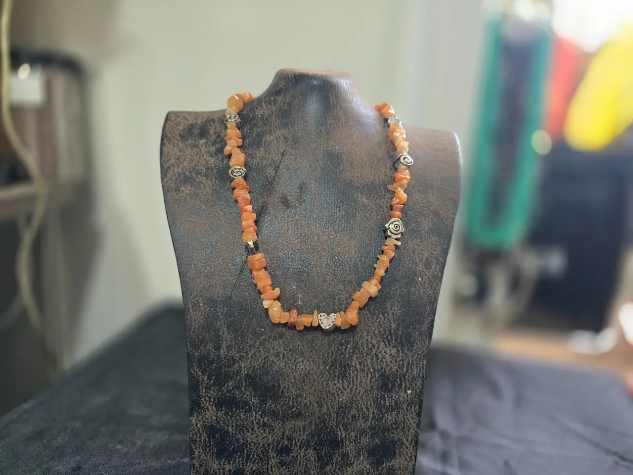 שרשרת עם חרוזי ענבר ואלמנטים  ממתכת