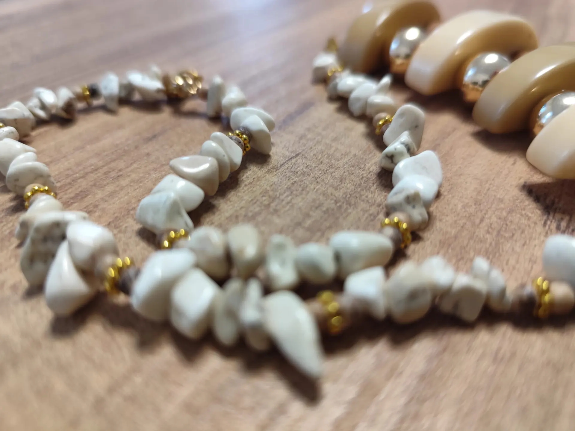 תכשיט עשוי מבקליט עץ ואבן חן