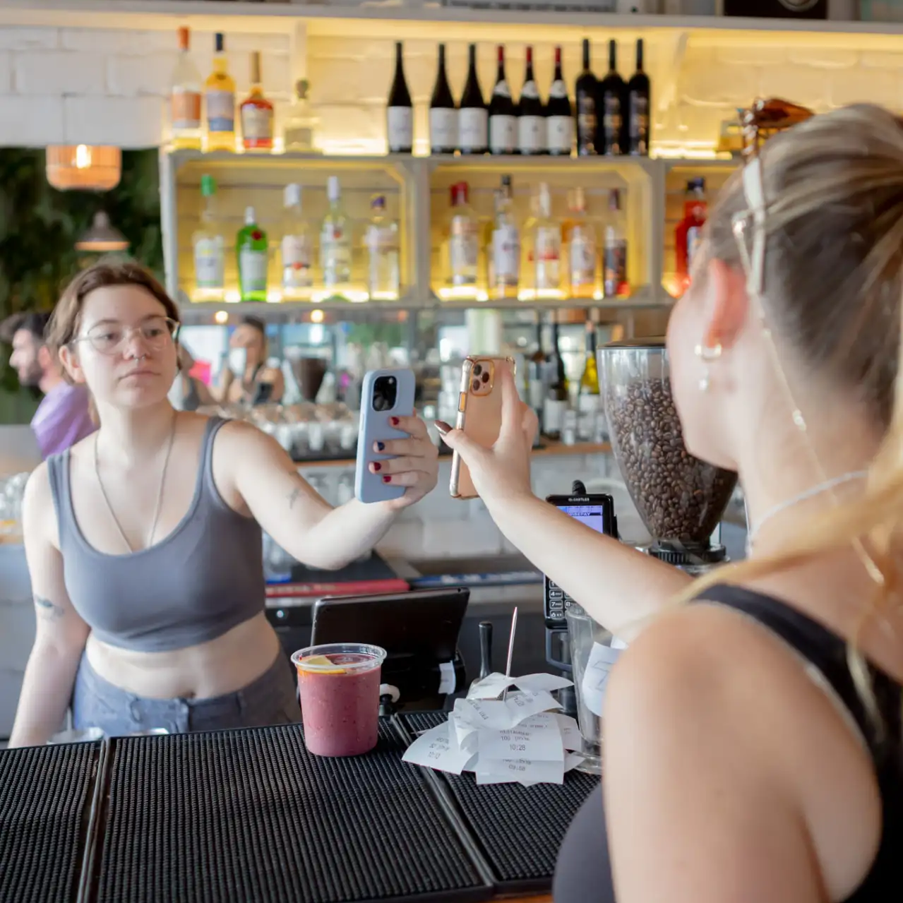 משלמים עם המטבעות בעסקים שווים