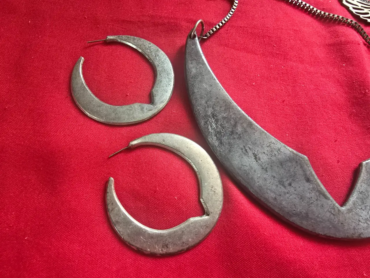 תליון מתכת גדול בצורת סהר וזוג עגלים שתואמים לתליון ועוד 2 עגילים בסגנון דומה התכשיט  של המותג AllSaints בית אופנה אנגלי