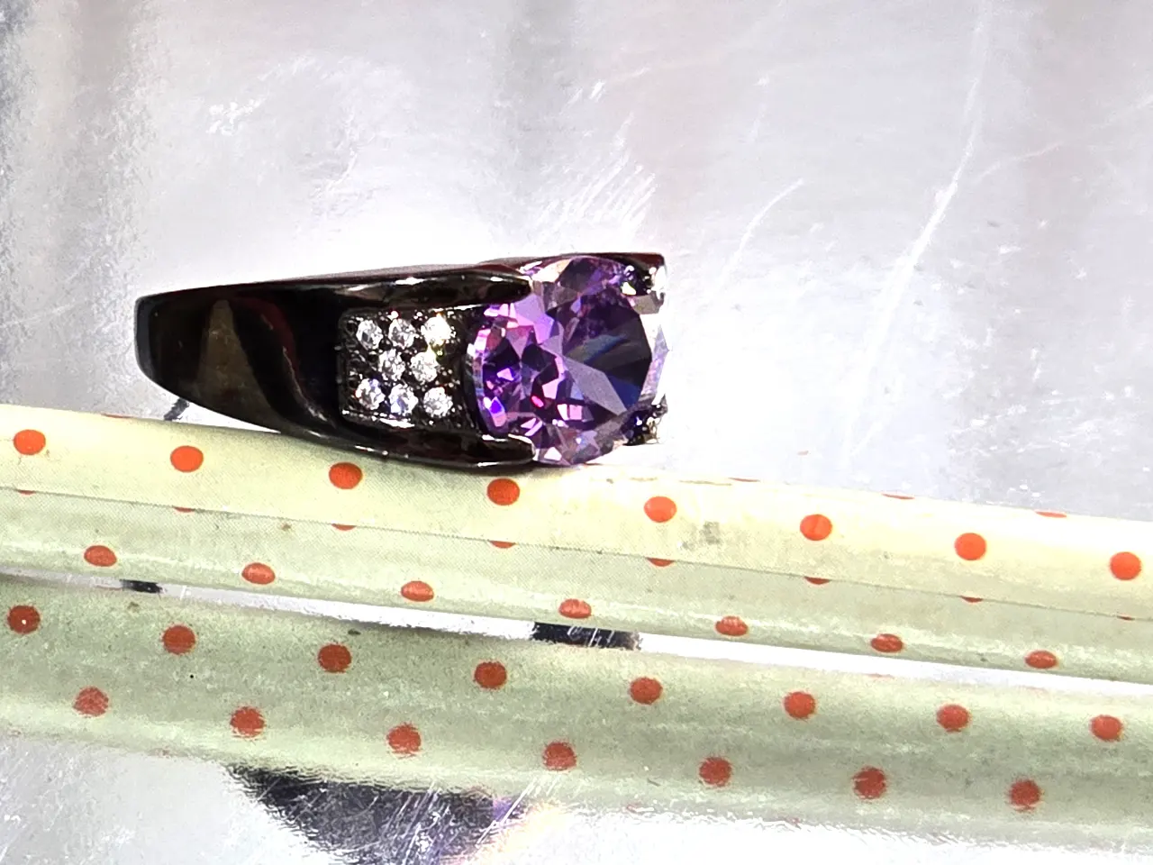 טבעת פלדת אל-חלד בציפוי מידה 9.5\10 אבן מרכזית אמטיס ובצתדדים זרקוני קריסטל הטבעת יוניסקס