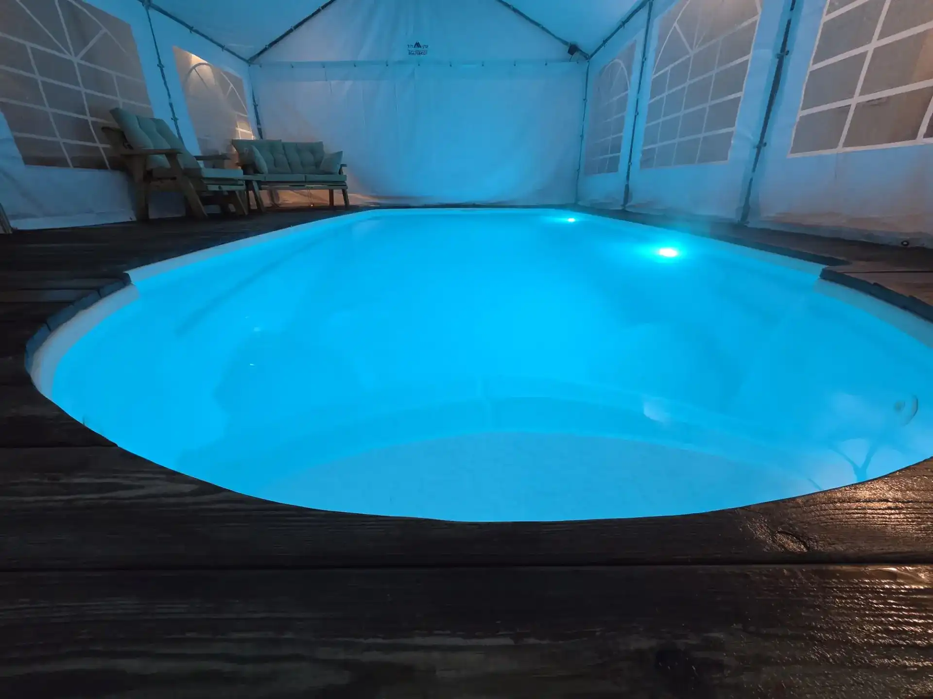בריכה מחוממת ומקורה