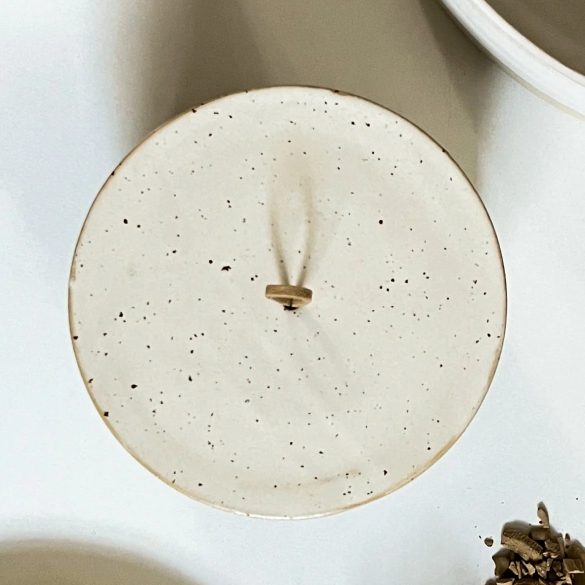 כלי אחסון קרמי מנוקד