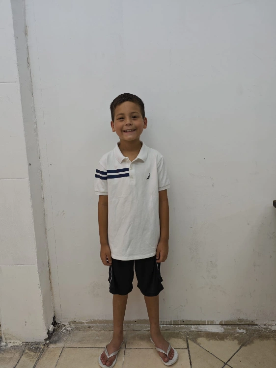 חולצת פולו לבנה נאוטיקה עם פסים כחולים