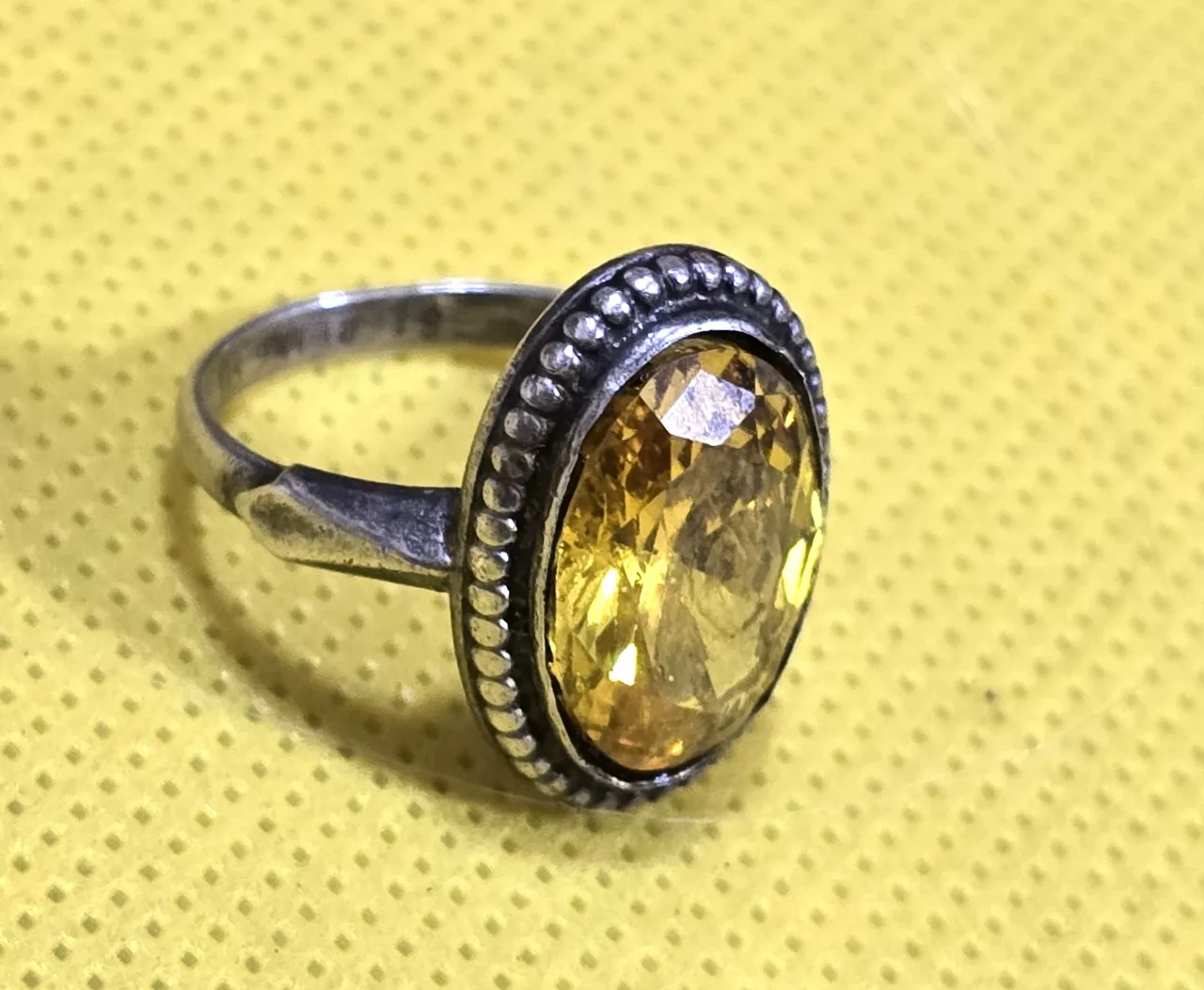 טבעת כסף מרשימה בעבודת יד סטרלינג 925 חתום  ראש הטבעת משובץ במרכזו באבן ציטרין גדולה בשיבוץ אובלי  ובליטוש יהלום מידה 6 משקל 5.4 גרם
