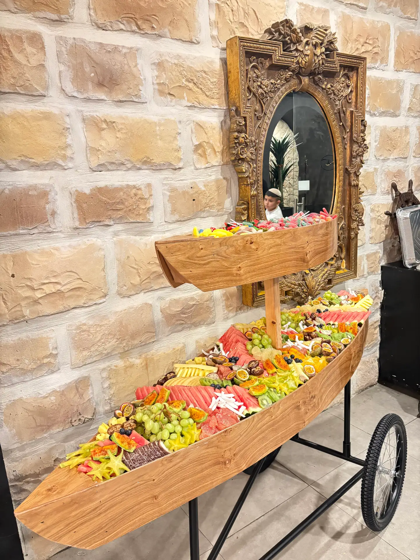 סירת פירות 2 מטרים עם קומת ממתקי גומי באורך 1.5 מטר