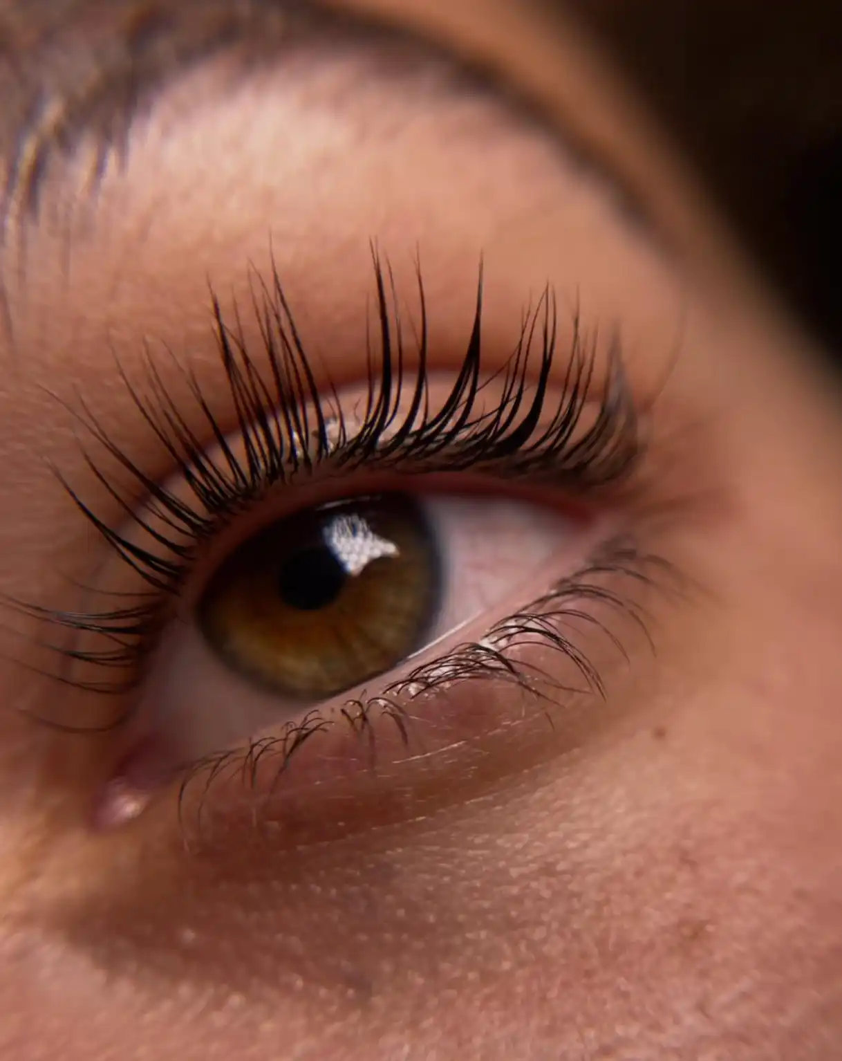 היתרונות של הרמת ריסים על פני שימוש במסקרה